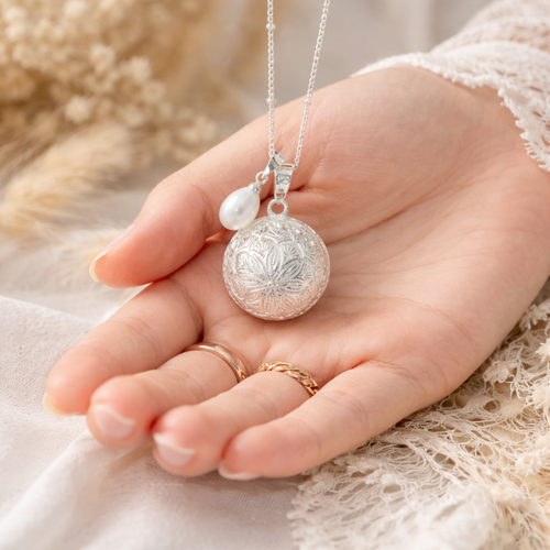 Bola de grossesse argenté motif fleur pendentif perle d'eau douce
