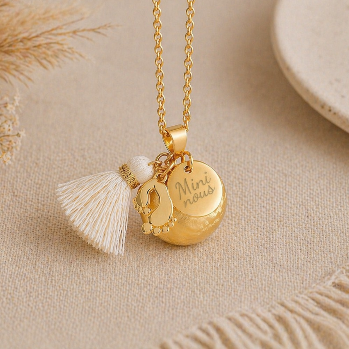 Bola de grossesse doré brossé médaille à graver petit pieds pompon